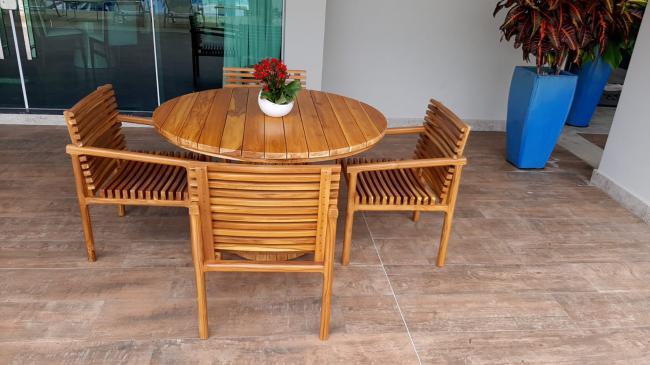 Conjunto de mesa com 4 cadeiras